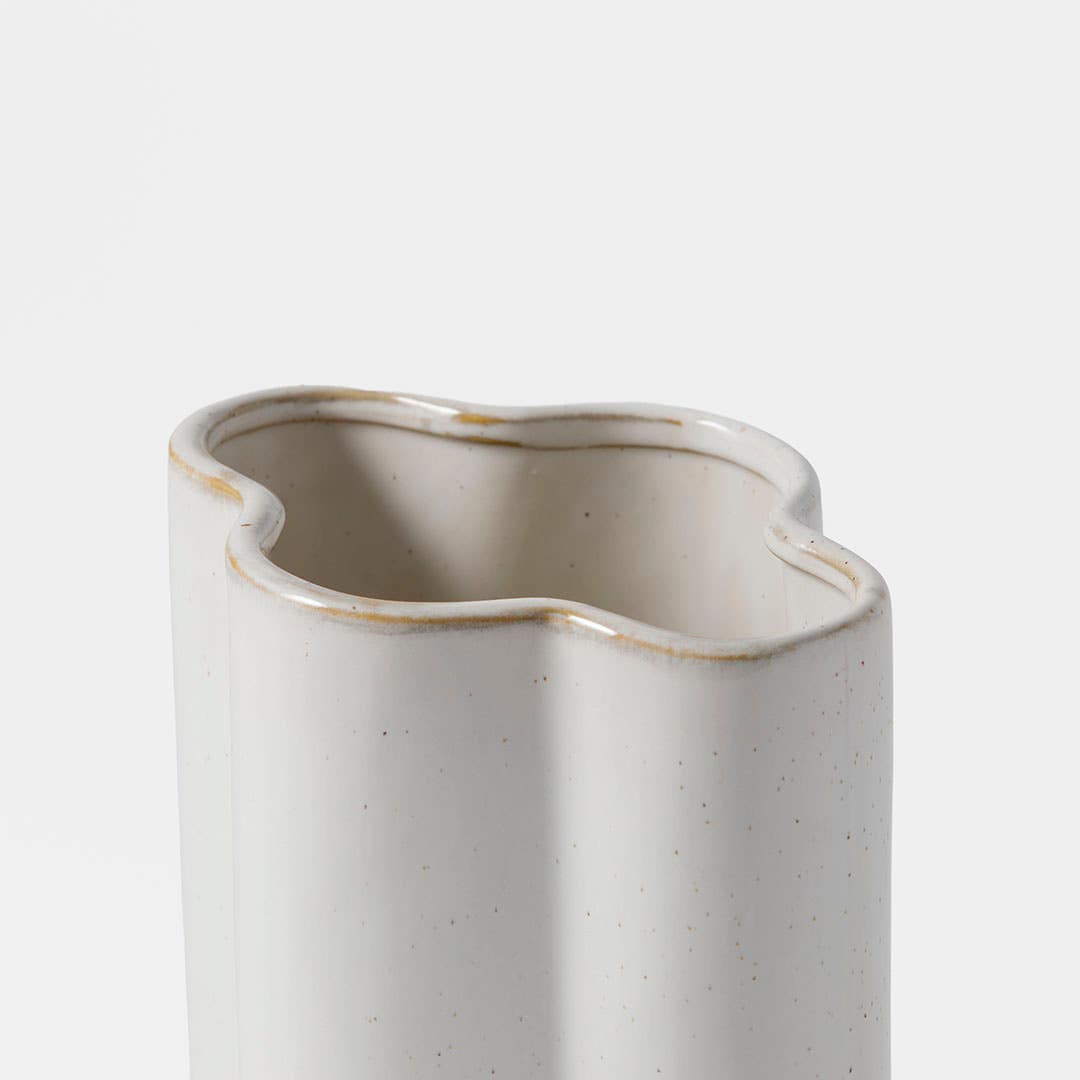 https://s3-ap-southeast-2.amazonaws.com/fusionfactory.commerceconnect.bbnt.production/pim_media/000/205/730/M_F_W26_Delos-Ceramic-Vase_White_26899101_Detail_SI.jpg?1765344072