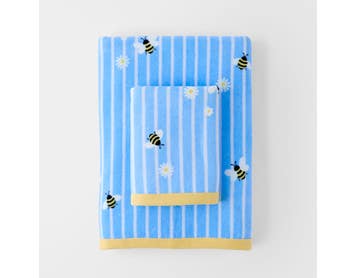 https://s3-ap-southeast-2.amazonaws.com/fusionfactory.commerceconnect.bbnt.production/pim_media/000/212/181/M_F_W26_Honey-Bee-BT-HT_Blue-Butter-Yellow_26947901_SI.jpg?1774915890