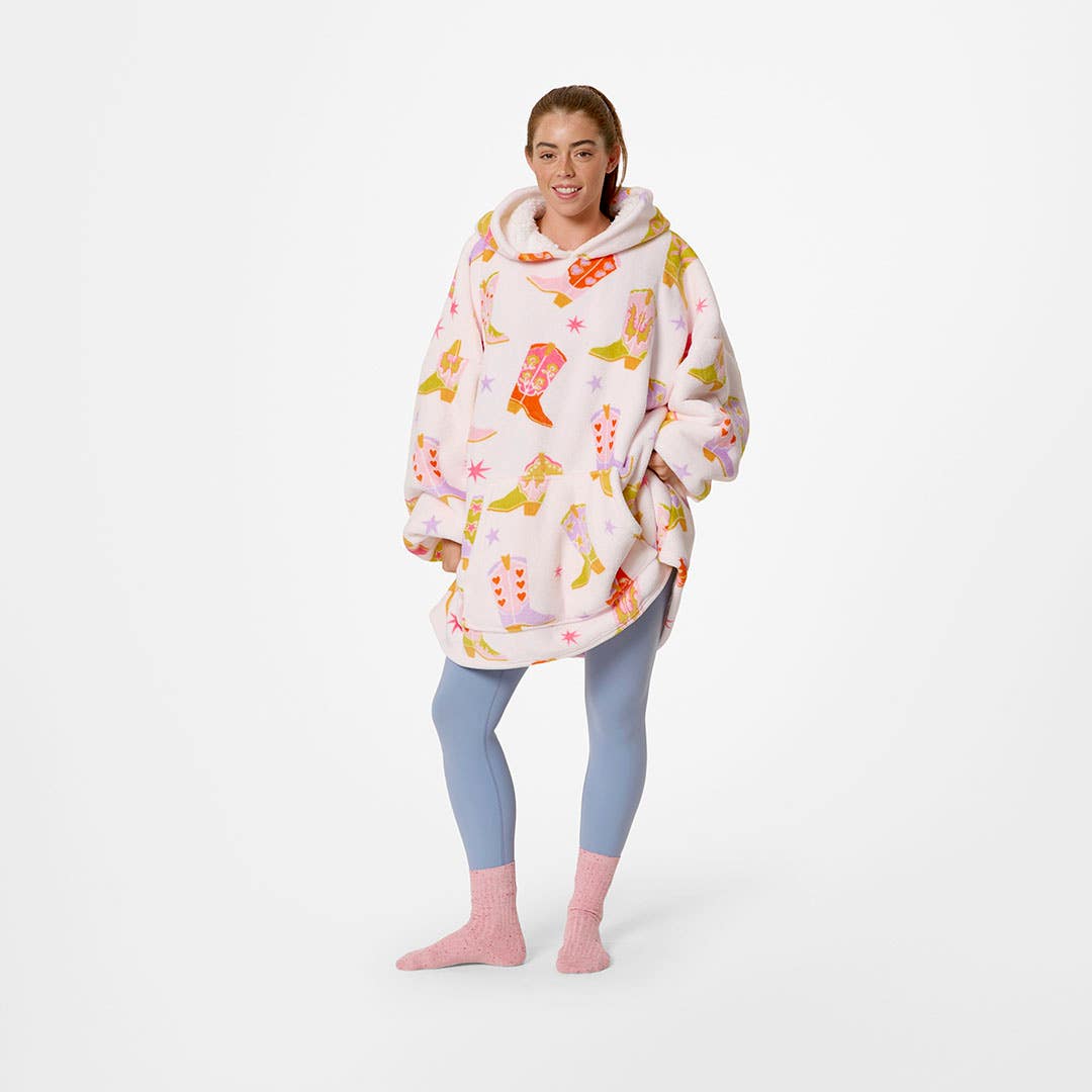 https://s3-ap-southeast-2.amazonaws.com/fusionfactory.commerceconnect.bbnt.production/pim_media/000/209/944/M_F_W26_Hooded-Sherpa-Cowgirl_Cowgirl_26916001_V2_SI.jpg?1770944287