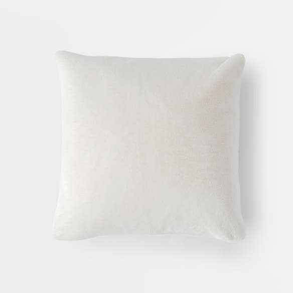 https://s3-ap-southeast-2.amazonaws.com/fusionfactory.commerceconnect.bbnt.production/pim_media/000/209/615/M_F_W26_Lumi-Fur-Cushion_Snow_26890901_SI.jpg?1770858331