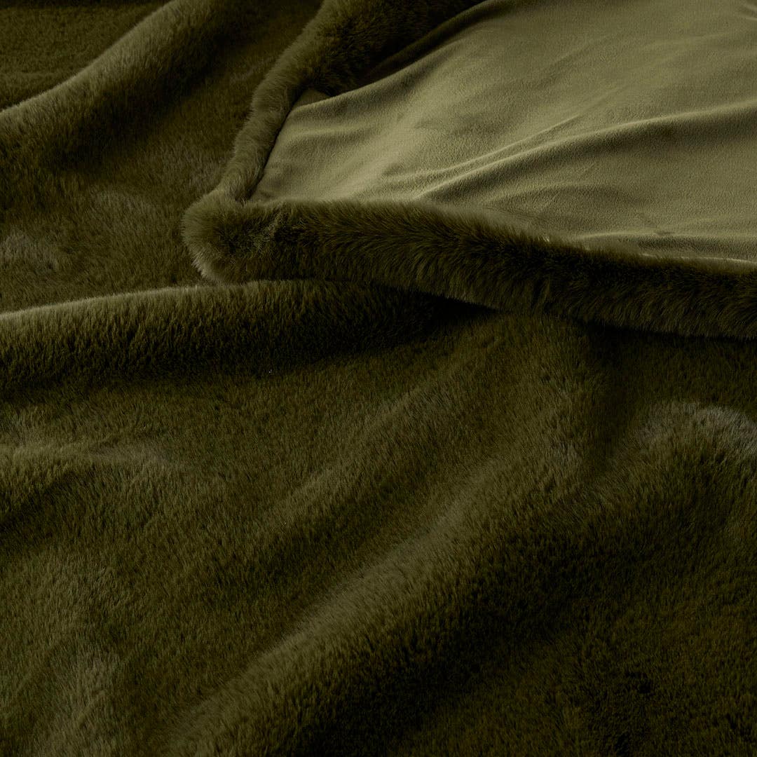 https://s3-ap-southeast-2.amazonaws.com/fusionfactory.commerceconnect.bbnt.production/pim_media/000/209/725/M_F_W26_Luxury-Faux-Fur-Throw_Moss_21361712_Detail-01_SI.jpg?1770866792