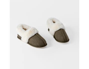 https://s3-ap-southeast-2.amazonaws.com/fusionfactory.commerceconnect.bbnt.production/pim_media/000/205/900/M_F_W26_Marle-Felt-Slipper-Sml-Med_Khaki-Grey_26850001_V2_SI.jpg?1767065614