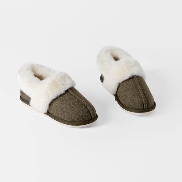 https://s3-ap-southeast-2.amazonaws.com/fusionfactory.commerceconnect.bbnt.production/pim_media/000/205/900/M_F_W26_Marle-Felt-Slipper-Sml-Med_Khaki-Grey_26850001_V2_SI.jpg?1767065614