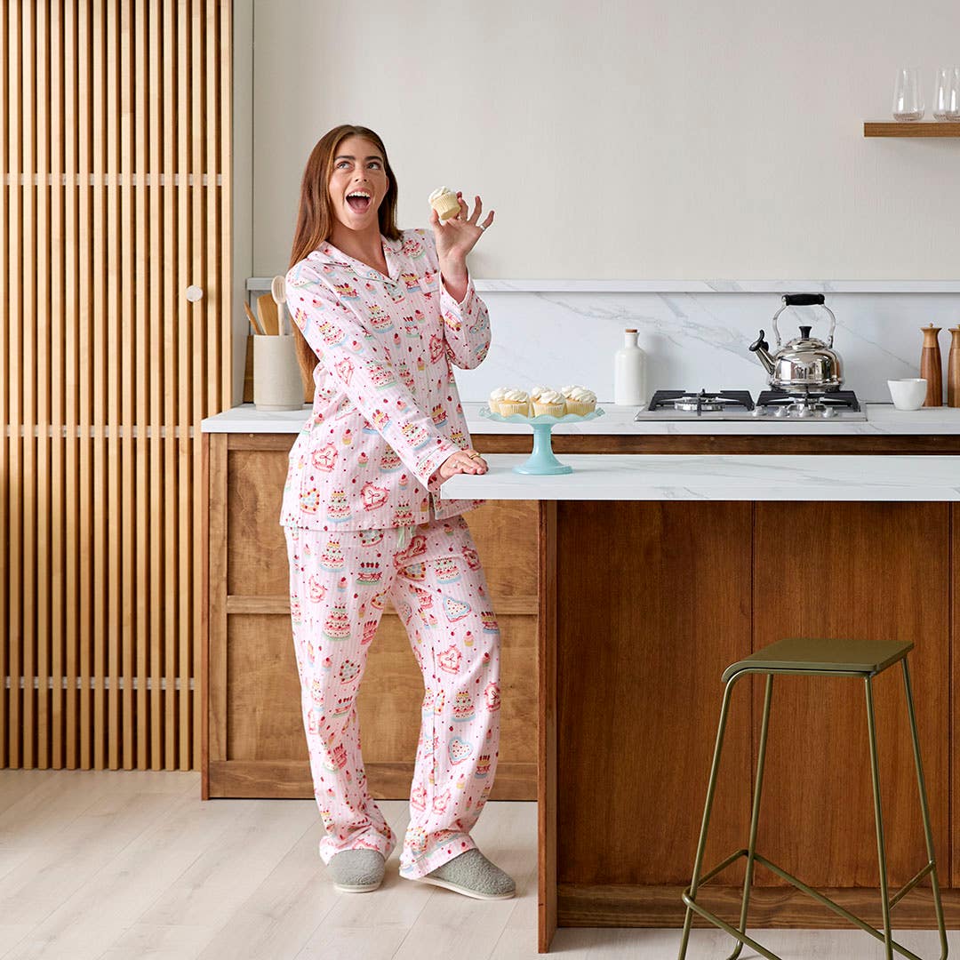 https://s3-ap-southeast-2.amazonaws.com/fusionfactory.commerceconnect.bbnt.production/pim_media/000/209/658/M_F_W26_PJs_Studio_LS_Cakes_Flannel_PJs_S_SI.jpg?1770859503