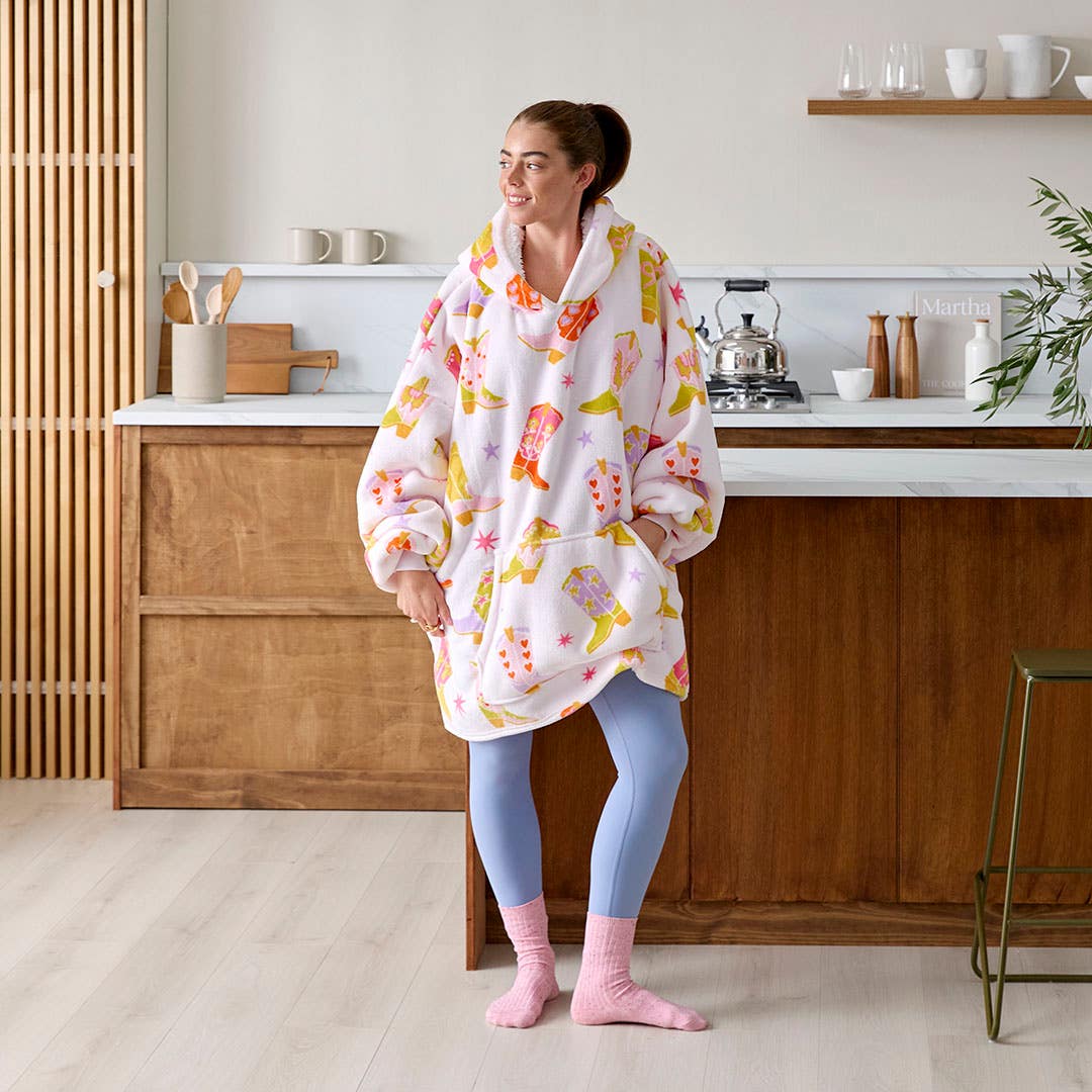 https://s3-ap-southeast-2.amazonaws.com/fusionfactory.commerceconnect.bbnt.production/pim_media/000/209/943/M_F_W26_PJs_Studio_LS_Hooded_Sherpa_Cowgirl_SI.jpg?1770944287
