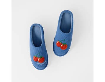 https://s3-ap-southeast-2.amazonaws.com/fusionfactory.commerceconnect.bbnt.production/pim_media/000/205/934/M_F_W26_Pomodoro-Slippers-S-M_Blue_26850701_SI.jpg?1767066864