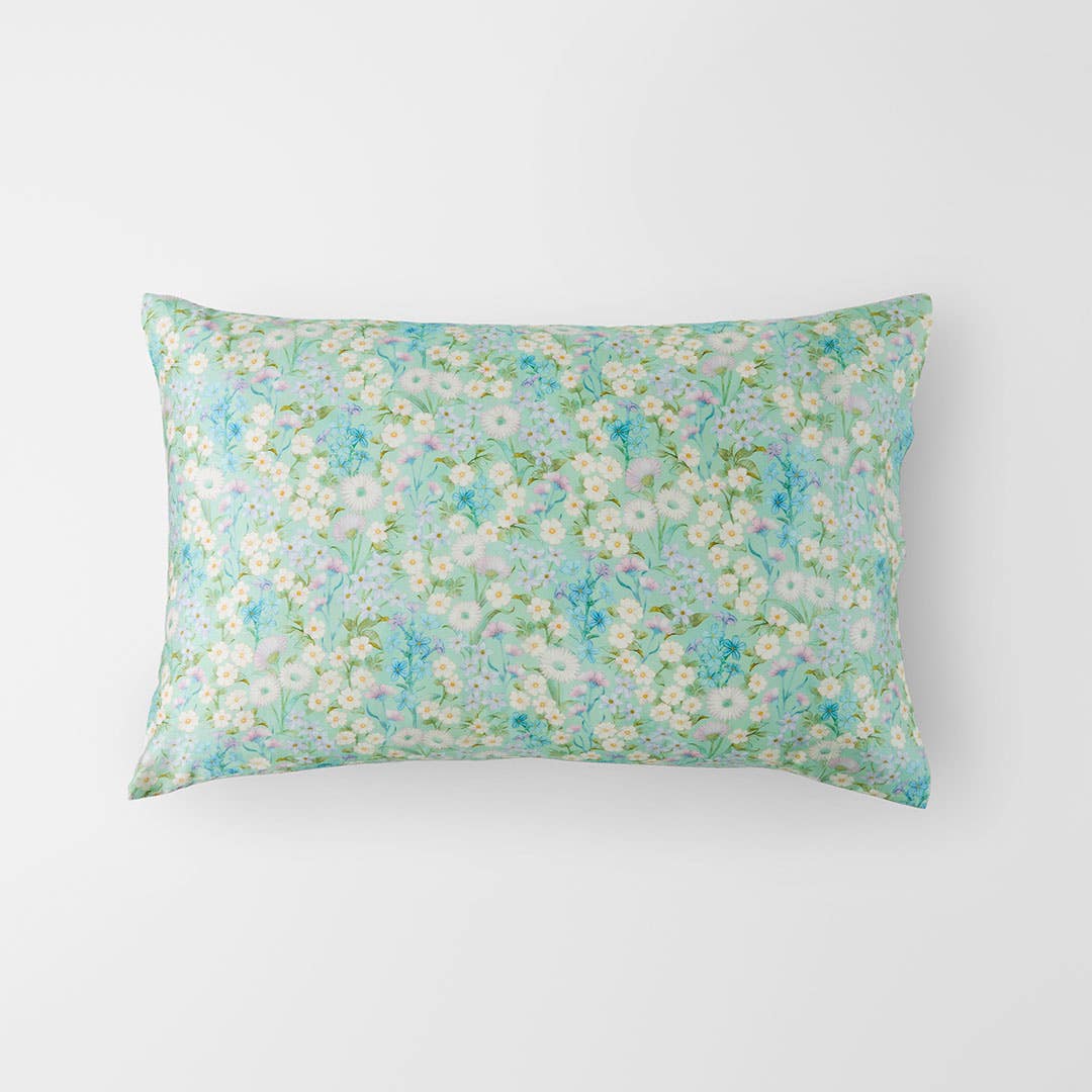 https://s3-ap-southeast-2.amazonaws.com/fusionfactory.commerceconnect.bbnt.production/pim_media/000/206/882/M_F_W26_STD-Silk-Print-Pillowcase-Cynthia_Light-Turquoise_26942103_SI.jpg?1767920593