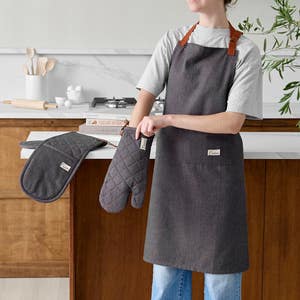 https://s3-ap-southeast-2.amazonaws.com/fusionfactory.commerceconnect.bbnt.production/pim_media/000/211/258/M_F_W26_Studio_LS_Napery_Denim_Apron_Glove_SI.jpg?1773626533