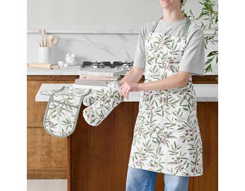 https://s3-ap-southeast-2.amazonaws.com/fusionfactory.commerceconnect.bbnt.production/pim_media/000/210/605/M_F_W26_Studio_LS_Napery_Olive_Grove_Apron_Glove_SI.jpg?1772586039