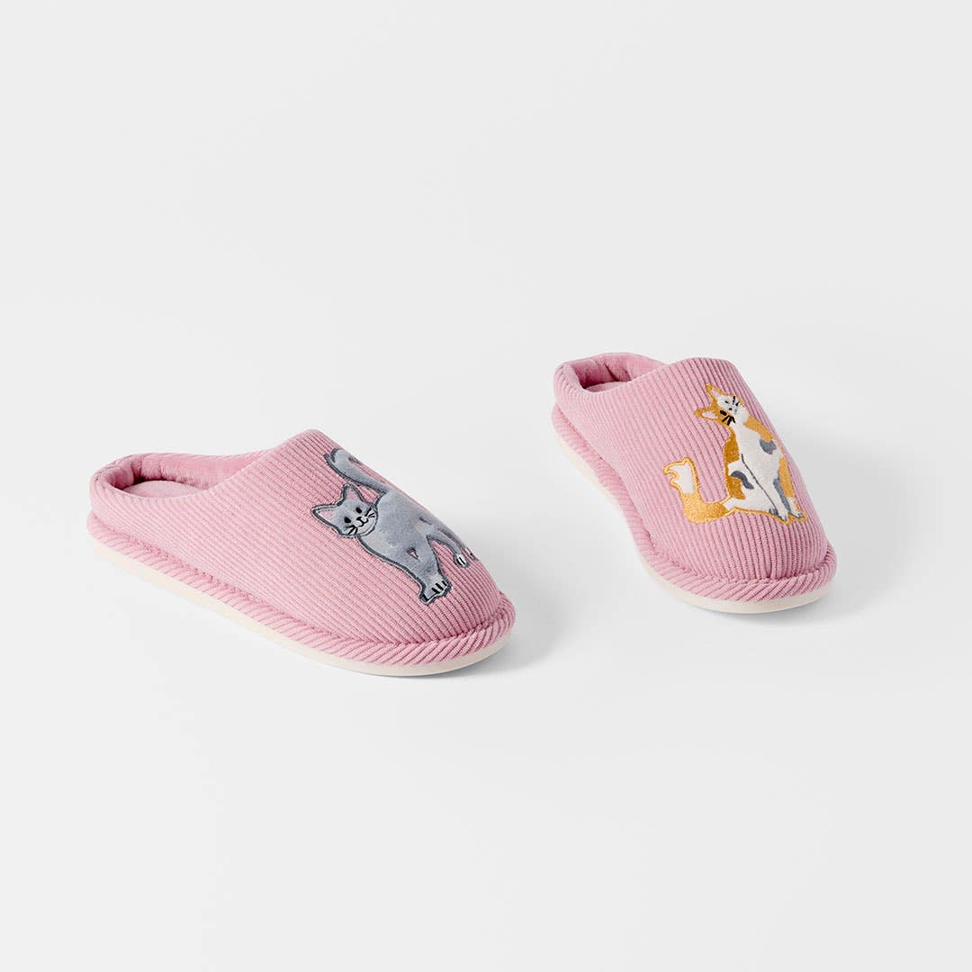 https://s3-ap-southeast-2.amazonaws.com/fusionfactory.commerceconnect.bbnt.production/pim_media/000/206/008/M_F_W26_Tingles-Slippers-S-M_Pink_26850901_V2_SI.jpg?1767070333