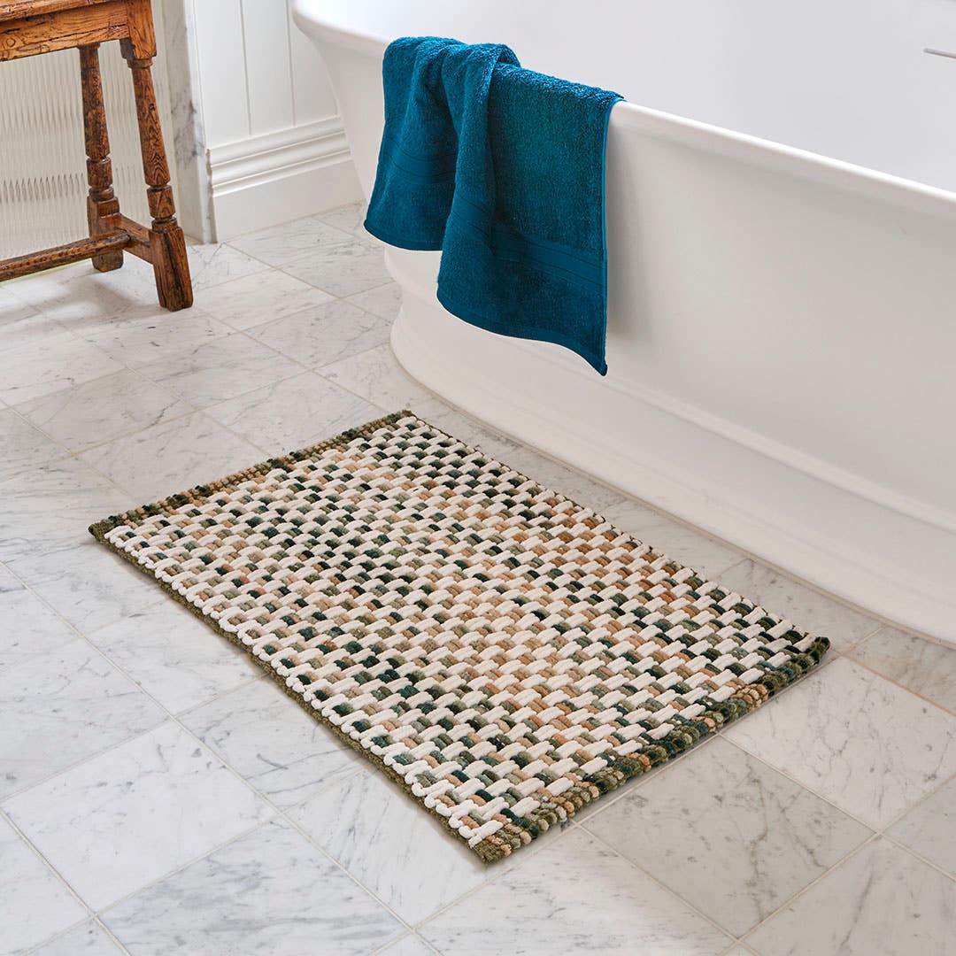 https://s3-ap-southeast-2.amazonaws.com/fusionfactory.commerceconnect.bbnt.production/pim_media/000/212/018/M_F_W26_Winter_Hampton_LS_Bathroom_Bathmat_Oli_Green_SI.jpg?1774826691