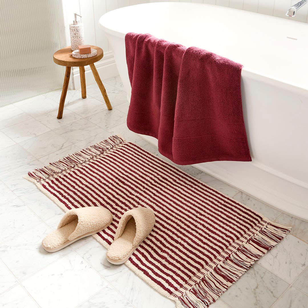 https://s3-ap-southeast-2.amazonaws.com/fusionfactory.commerceconnect.bbnt.production/pim_media/000/212/009/M_F_W26_Winter_Hampton_LS_Bathroom_Bathmat_Parker_Mulberry_SI.jpg?1774826243