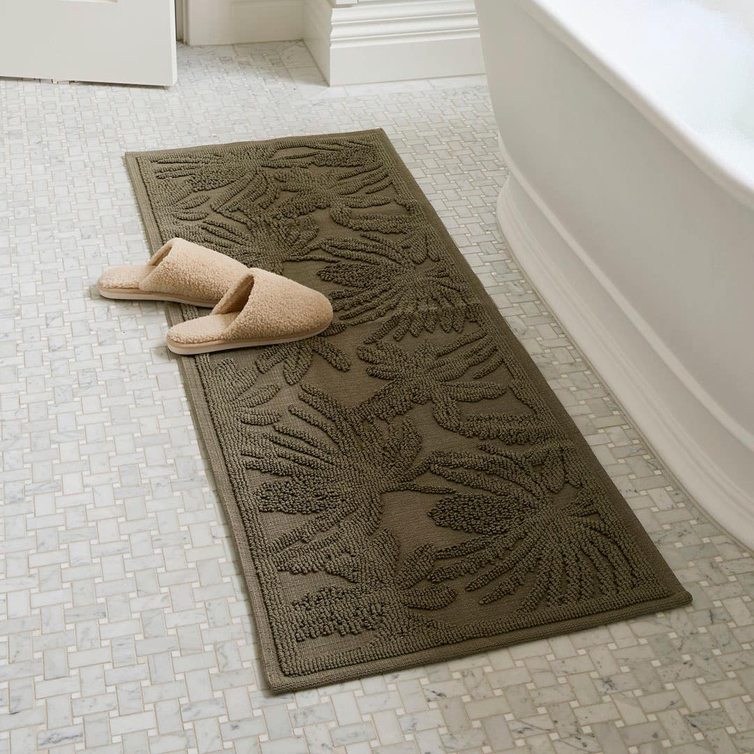https://s3-ap-southeast-2.amazonaws.com/fusionfactory.commerceconnect.bbnt.production/pim_media/000/212/024/M_F_W26_Winter_Hampton_LS_Bathroom_Runner_Banksia_SI.jpg?1774827361