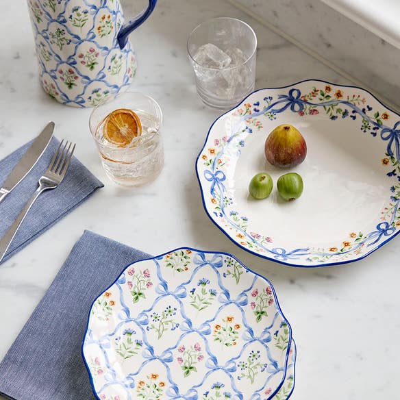 https://s3-ap-southeast-2.amazonaws.com/fusionfactory.commerceconnect.bbnt.production/pim_media/000/212/298/M_F_W26_Winter_Hampton_LS_Dining_Floral_Bow-Detail-4_SI.jpg?1775008643
