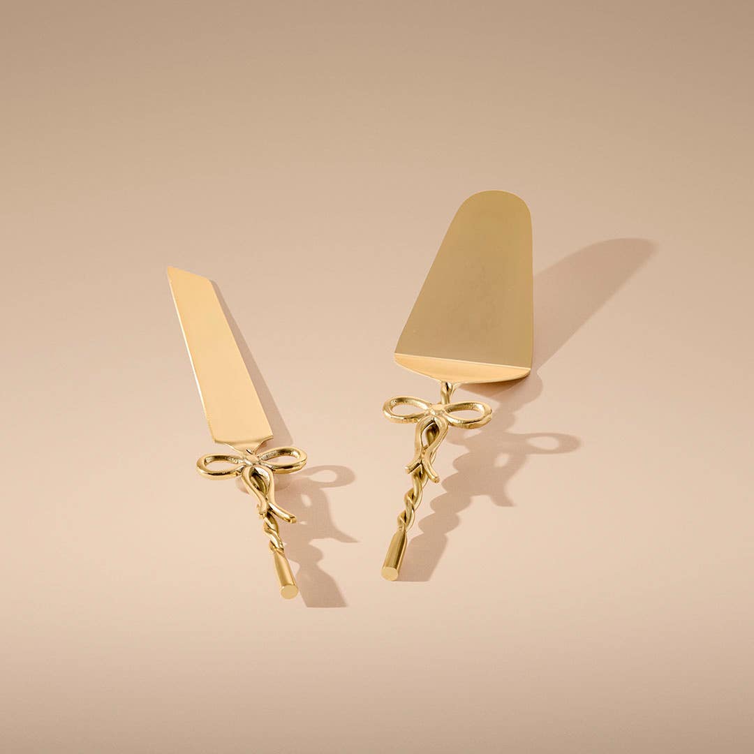 https://s3-ap-southeast-2.amazonaws.com/fusionfactory.commerceconnect.bbnt.production/pim_media/000/216/913/M_F_Xmas-26-27_CG_XMAS_DINING_Bow-Stainless-Steel-Cake-Set-Gold_26242801_SI.jpg?1783897468