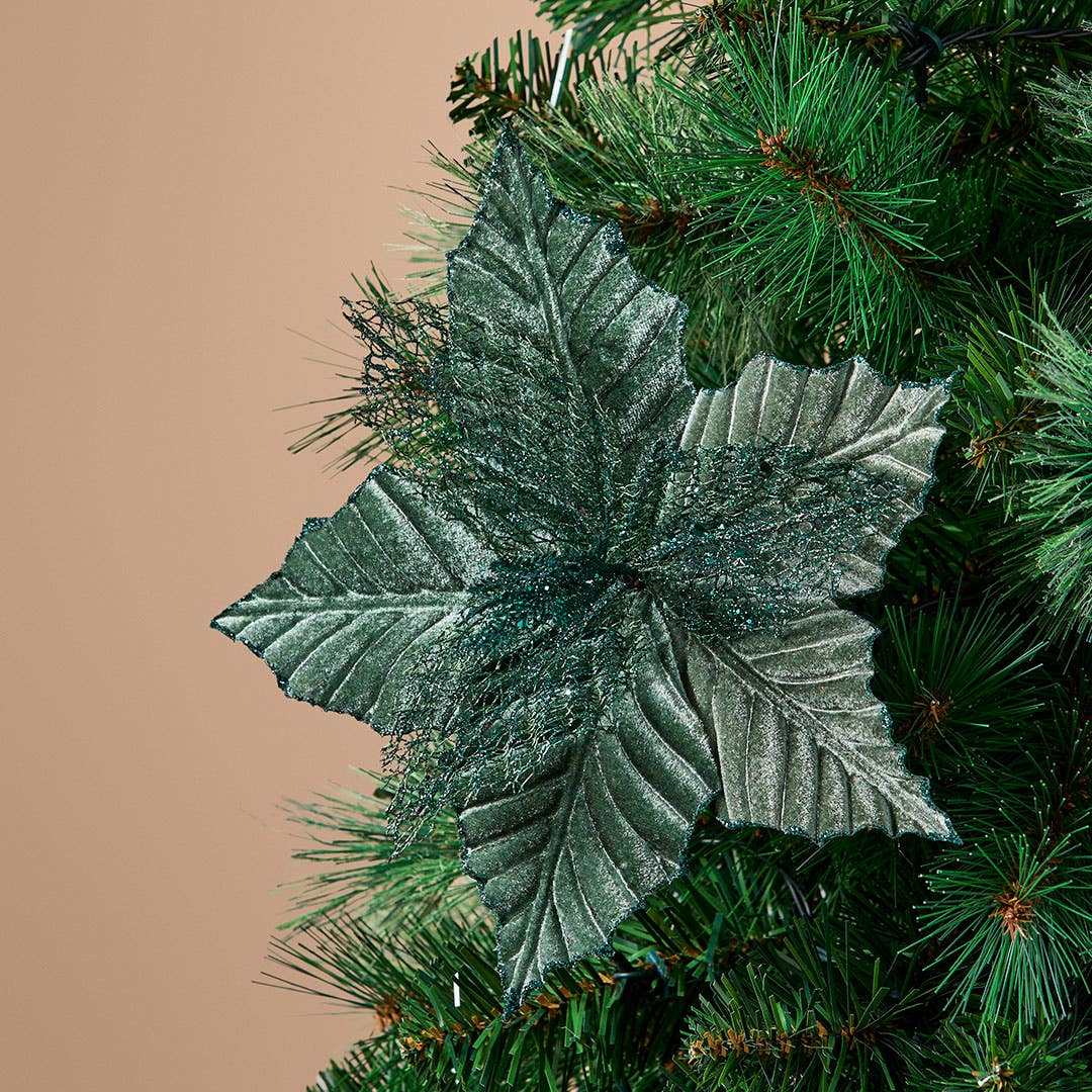 https://s3-ap-southeast-2.amazonaws.com/fusionfactory.commerceconnect.bbnt.production/pim_media/000/214/538/M_F_Xmas-26-27_HT_DECS_S4-Velvet-_-Mesh-Poinsettia-Clip_27129501_SI.jpg?1781480693