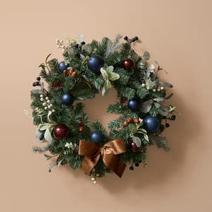 https://s3-ap-southeast-2.amazonaws.com/fusionfactory.commerceconnect.bbnt.production/pim_media/000/217/268/M_F_Xmas-26-27_HT_WREATH_Blueberry-_-Bauble-Wreath-w-Bow_27126901_SI.jpg?1784075499