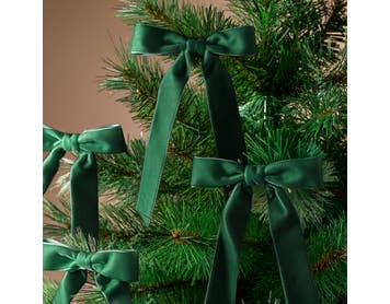 https://s3-ap-southeast-2.amazonaws.com/fusionfactory.commerceconnect.bbnt.production/pim_media/000/222/402/M_F_Xmas-26-27_LM_Decs_Set_S6_Velvet_Bow_Clips_27019001_Detail_Green_SI.jpg?1789601584