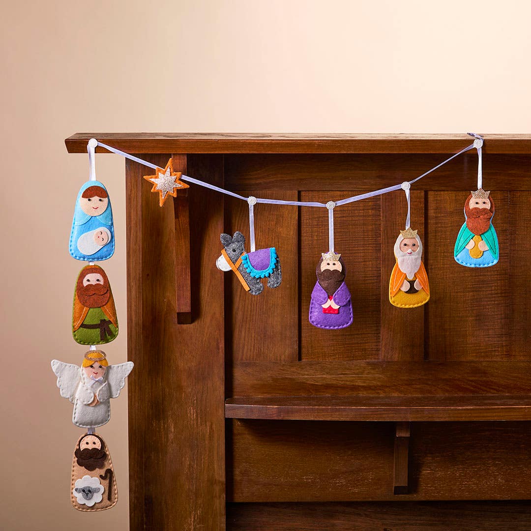https://s3-ap-southeast-2.amazonaws.com/fusionfactory.commerceconnect.bbnt.production/pim_media/000/213/582/M_F_Xmas-26-27_MR_GARLAND_Fabric-Nativity-Garland-1.6m_21542801_V2_SI.jpg?1779148204