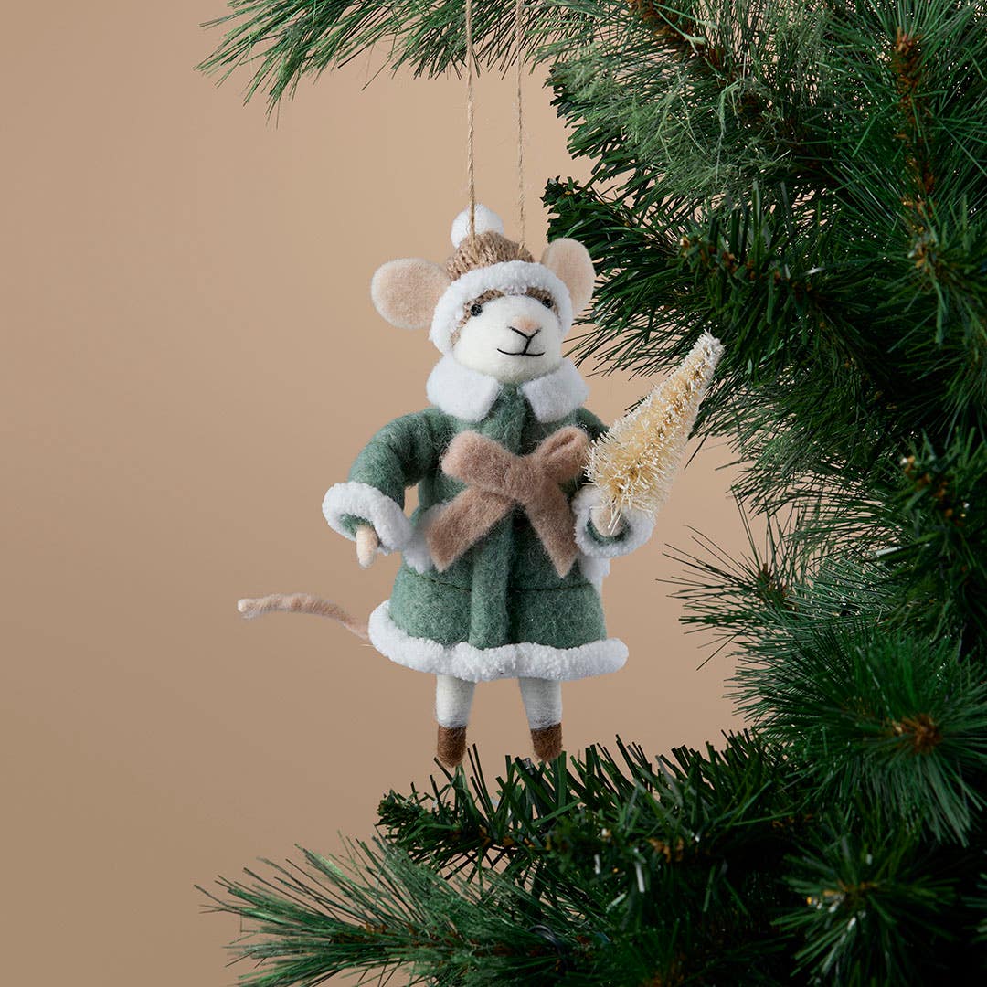 https://s3-ap-southeast-2.amazonaws.com/fusionfactory.commerceconnect.bbnt.production/pim_media/000/216/816/M_F_Xmas-26-27_S4_HT_DECS_Mouse-in-Coat-w-Bow-_-Tree-Dec_27075401_SI.jpg?1783657740