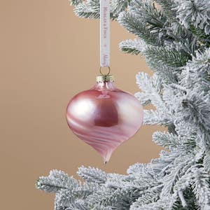 https://s3-ap-southeast-2.amazonaws.com/fusionfactory.commerceconnect.bbnt.production/pim_media/000/217/272/M_F_Xmas-26-27_S4_LM_DECS_Pearlised-Swirl-Onion-Ball_27127701_SI.jpg?1784075616