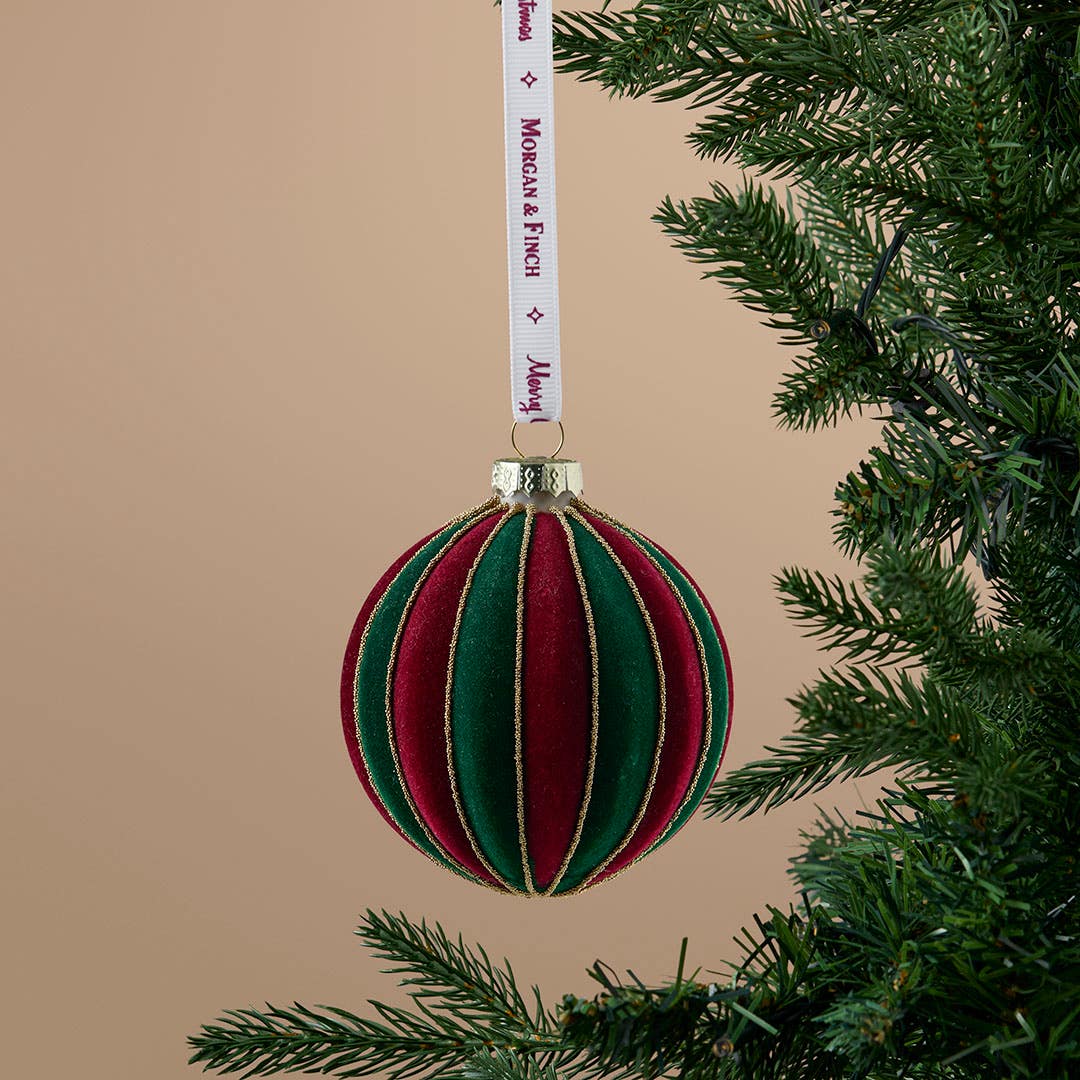 https://s3-ap-southeast-2.amazonaws.com/fusionfactory.commerceconnect.bbnt.production/pim_media/000/217/399/M_F_Xmas-26-27_S4_MR_DECS_Ribbed-Velvet-Ball-w-Gold-Beads_27054201_SI.jpg?1784092012