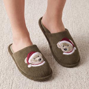 https://s3-ap-southeast-2.amazonaws.com/fusionfactory.commerceconnect.bbnt.production/pim_media/000/222/538/M_F_Xmas26-27_CG-Theo-Xmas-Bear-Slippers-S-M_Lifestyle_Green_27198001_V2_SI.jpg?1789627468