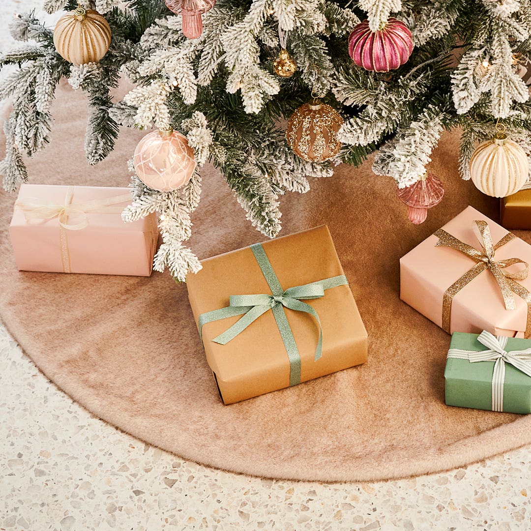 https://s3-ap-southeast-2.amazonaws.com/fusionfactory.commerceconnect.bbnt.production/pim_media/000/171/035/M_F_Xmas_S24_LS_Location_Fairytale_Luxury_Faux_Fur_Tree_Skirt.jpg?1727241672