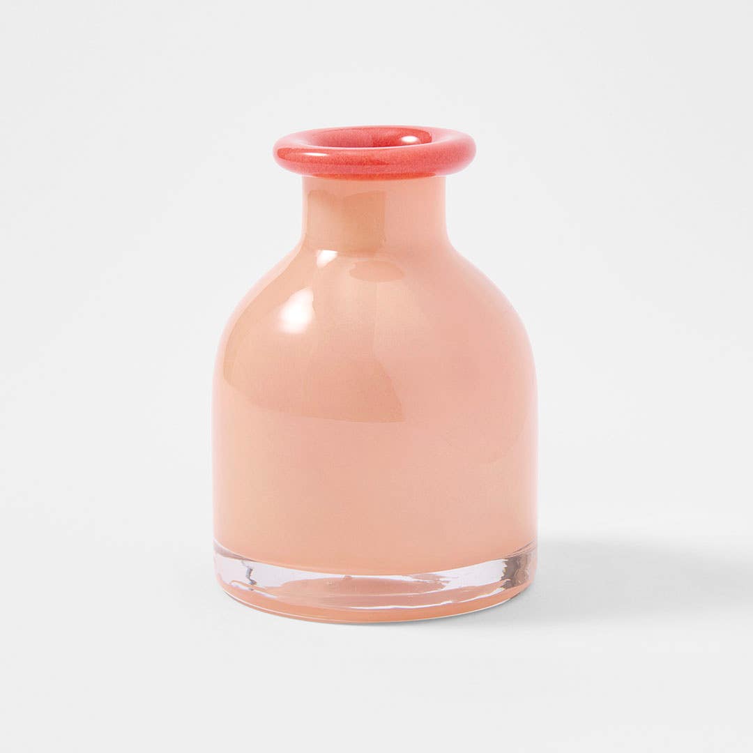 https://s3-ap-southeast-2.amazonaws.com/fusionfactory.commerceconnect.bbnt.production/pim_media/000/222/861/M_F__S26-27_Lisbon_Glass_Bud_Vase_Blush_27329902_SI.jpg?1789972452