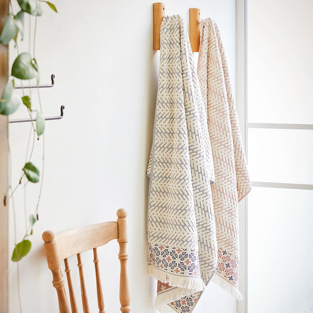 https://s3-ap-southeast-2.amazonaws.com/fusionfactory.commerceconnect.bbnt.production/pim_media/000/158/665/S23-24_LS_Bath_Towel_Pia_01_SI.jpg?1705376214