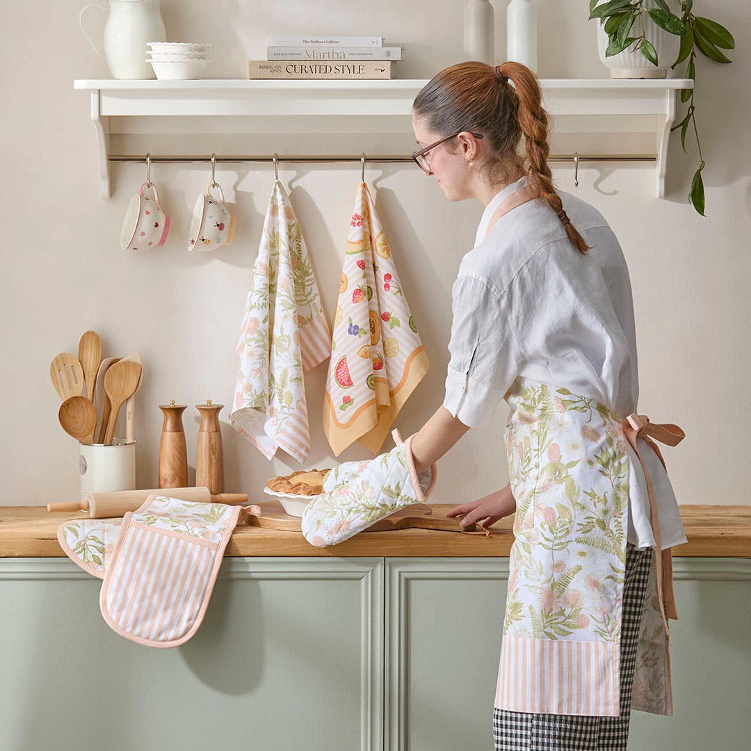 https://s3-ap-southeast-2.amazonaws.com/fusionfactory.commerceconnect.bbnt.production/pim_media/000/201/458/_LS_Web_Priscilla_Oven-Glove-Apron-Talent-04_SI.jpg?1758263301