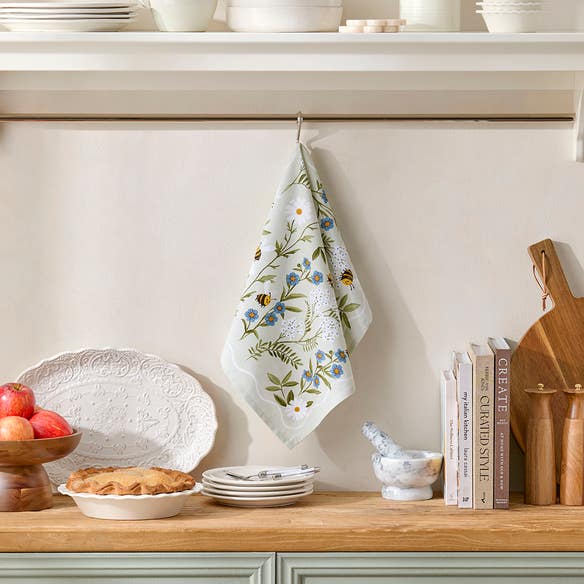 https://s3-ap-southeast-2.amazonaws.com/fusionfactory.commerceconnect.bbnt.production/pim_media/000/201/469/_LS_Web_Tea_Towels-Bumble_Garden_TT_SI.jpg?1758264717